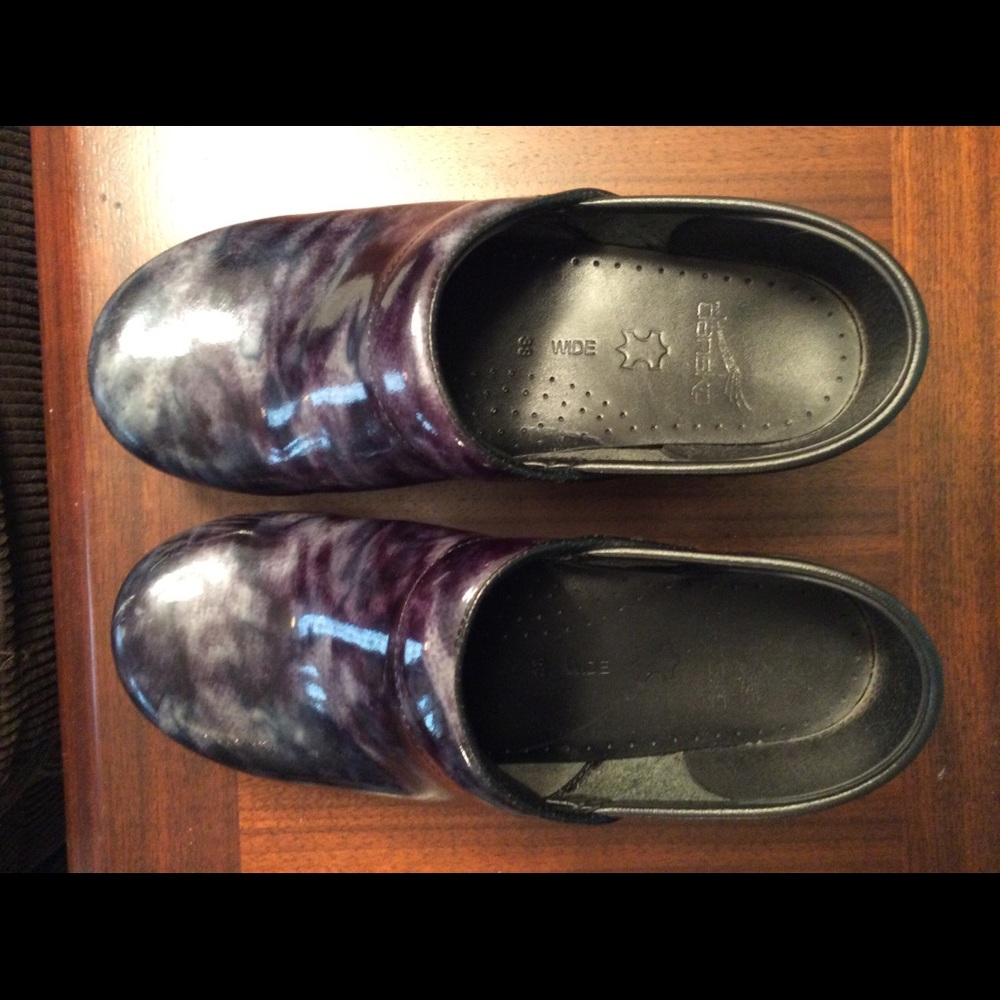 Dansko WIDE size 38 Black and Blue marbled clogs